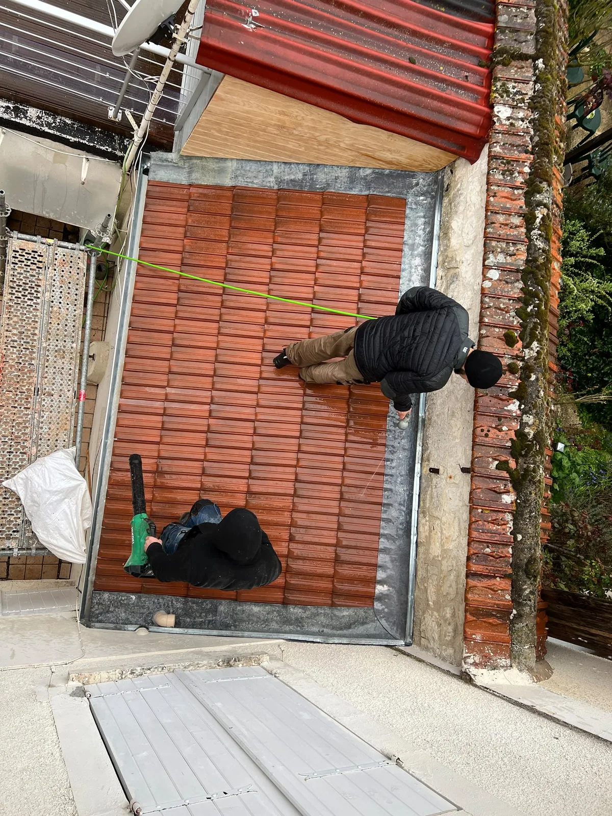 Descente et naissance reprises sur un immeuble de Gentilly